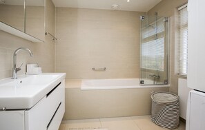Bathtub - Stunning home in Bergen aan Zee (Bergen aan Zee)