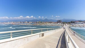 Un paseo marítimo con vistas despejadas a la playa y al océano.