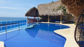 Alberca al aire libre y alberca climatizada