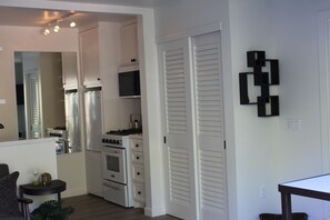 Fridge, microwave, oven, stovetop - NEW!! Canyon Retreat w/View.  Walk to Beach and Town (Laguna Beach)