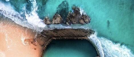 Beach nearby, sun-loungers, beach towels