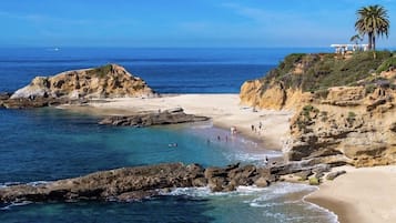 Nær stranden, solsenger og strandhåndklær