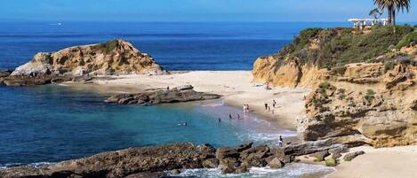 In Strandnähe, Liegestühle, Strandtücher