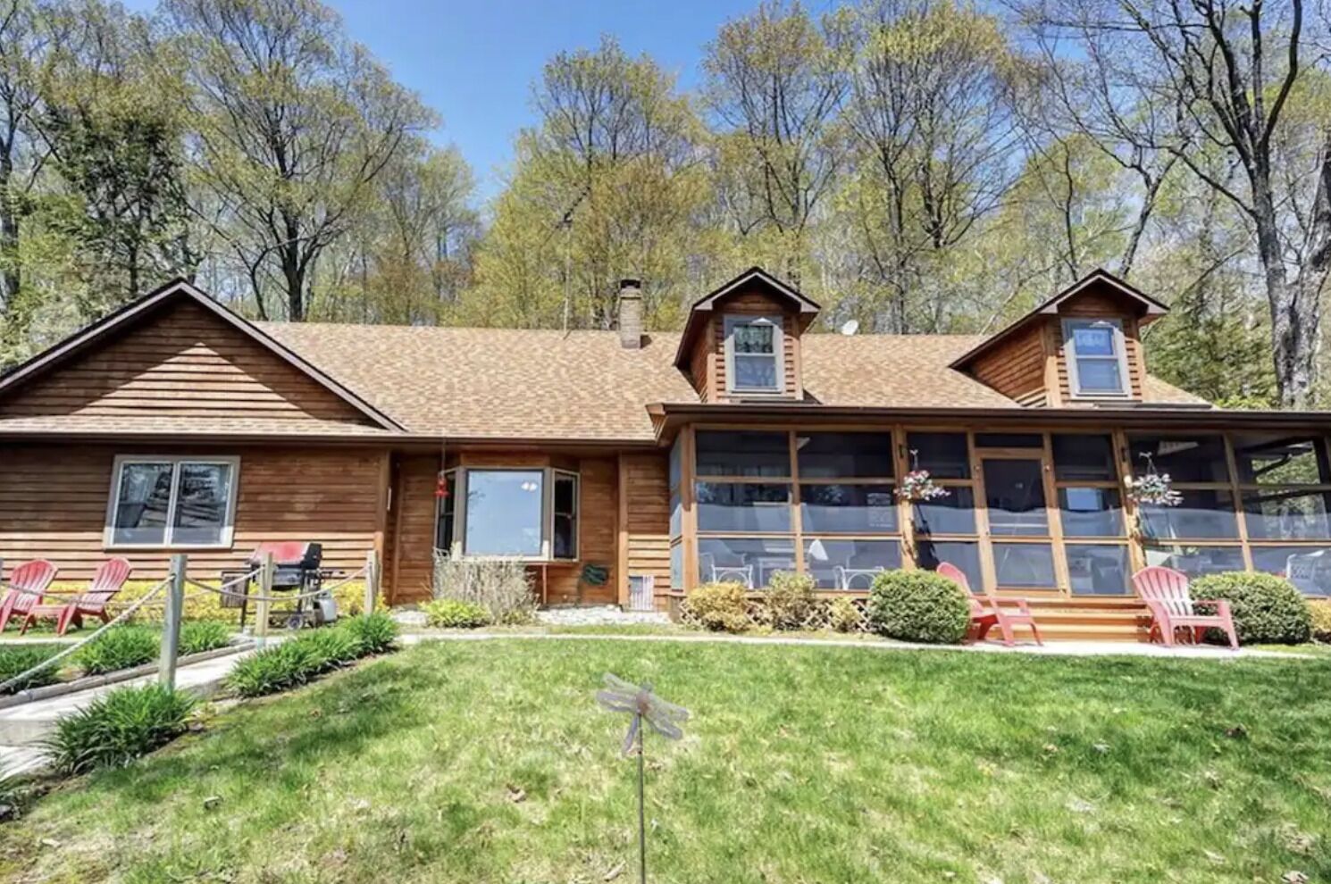 Family friendly lake front cottage just 15 minutes to EVERYTHING!