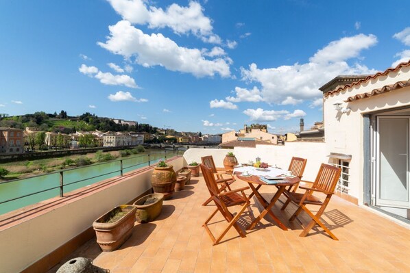 屋外ダイニングエリア