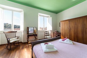 3 chambres, fer et planche à repasser, Wi-Fi, draps fournis