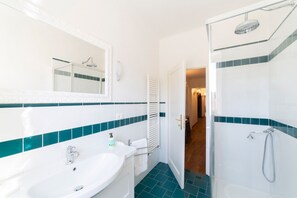 Shower, hair dryer, bidet - Lungarno attic with private terrace and lift (Firenze)