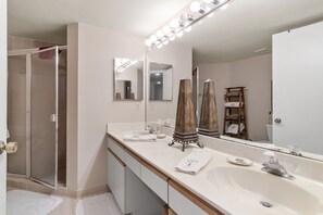 Tina, secadora de cabello, toallas, papel de baño
