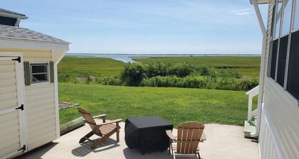 Bayfront cottage offers amazing views of the water and Assateague Island