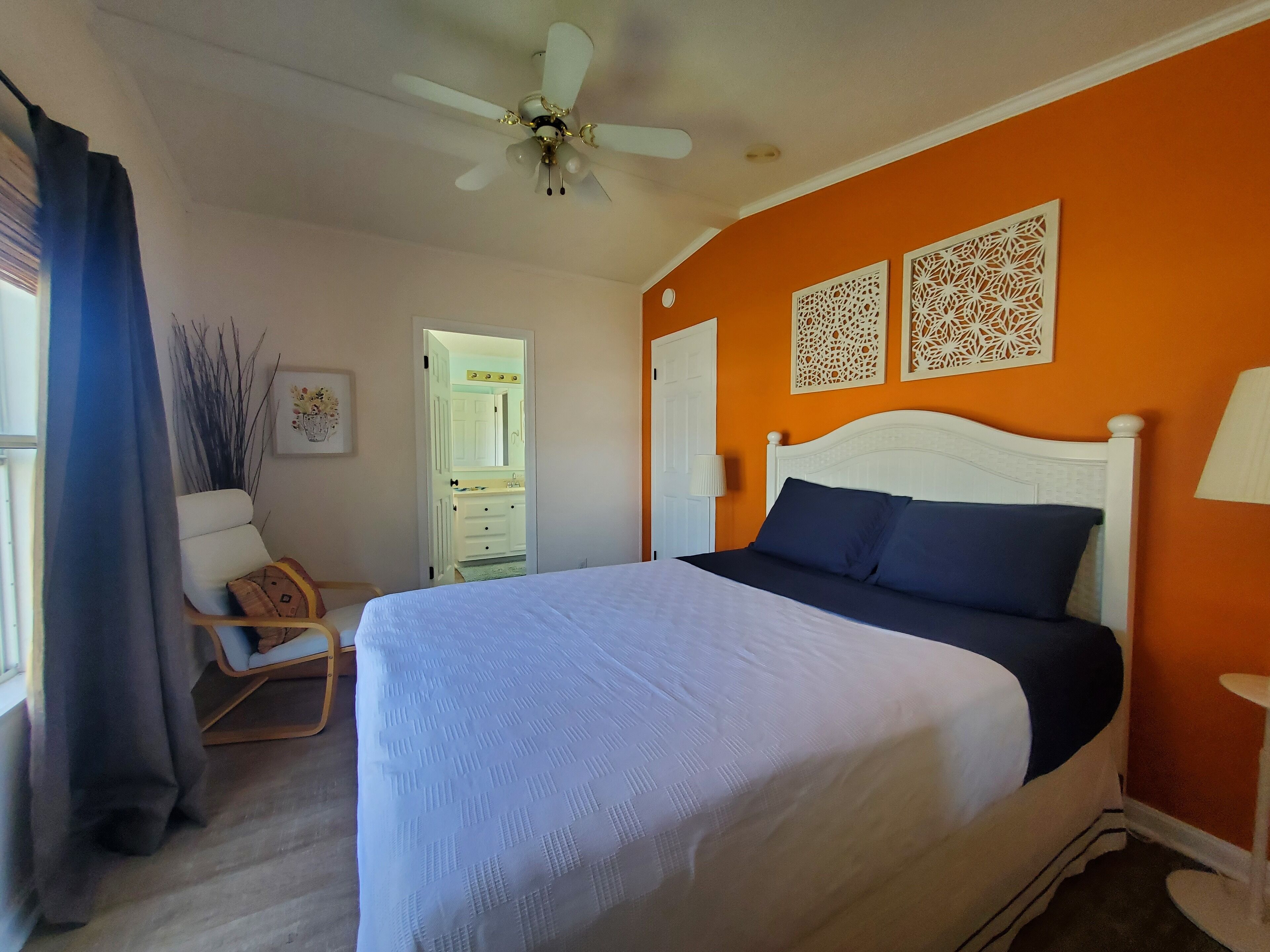 Bayfront cottage offers amazing views of the water and Assateague Island