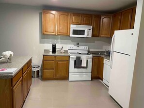 Réfrigérateur, four à micro-ondes, un four, surface de cuisson