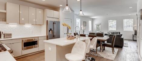 Kühlschrank, Mikrowelle, Ofen, Herdplatte