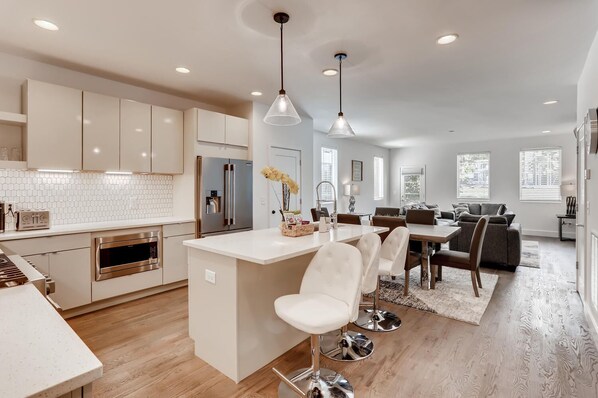 Fridge, microwave, oven, stovetop - Skyline at east Nashville (Nashville)