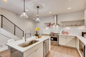 Fridge, microwave, oven, stovetop - Skyline at east Nashville (Nashville)