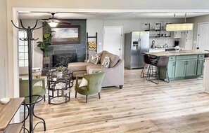 Fernseher, Kamin, Tischfußball, Arbeitsbereiche