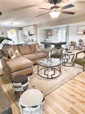 Fernseher, Kamin, Tischfußball, Arbeitsbereiche