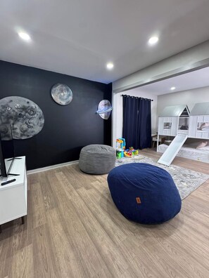 5 Schlafzimmer, Schreibtisch, Bügeleisen/Bügelbrett, Reisekinderbett