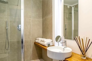 Doccia, asciugacapelli, bidet, asciugamani