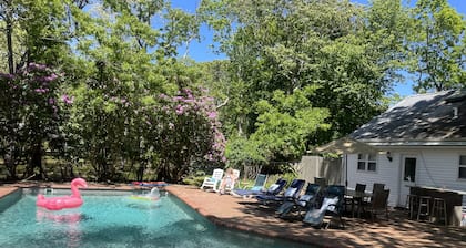 Fall Escape- Close to Beaches and Wineries! Heated outdoor pool!
