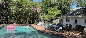 Fall Escape- Close to Beaches and Wineries! Heated outdoor pool!