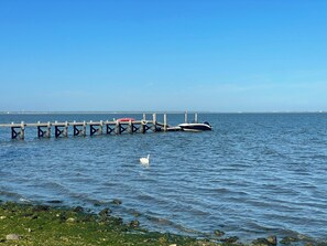 Beach nearby, sun loungers, beach towels