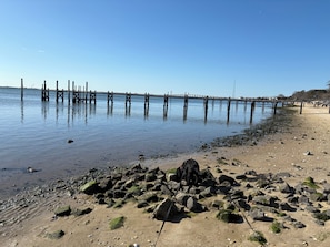 Tæt på stranden, liggestole, badehåndklæder