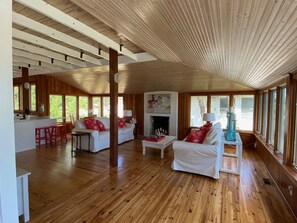 Interior - GORGEOUS, RECENTLY RENOVATED, WATERFRONT COTTAGE (Milford)