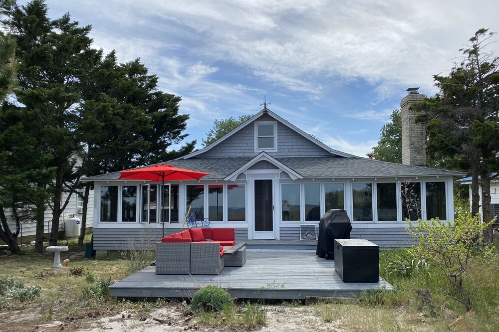 GORGEOUS, RECENTLY RENOVATED, WATERFRONT COTTAGE