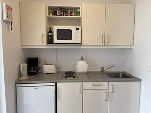 Refrigerador, microondas, parrilla de estufa y cafetera y tetera
