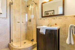 Combined shower/bathtub, hair dryer, towels, soap - Fully equipped home ideal for a family with children and office / in law unit (San Jose)