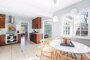 Fridge, microwave, oven, dishwasher - Fully equipped home ideal for a family with children and office / in law unit (San Jose)