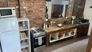 Full-sized fridge, microwave, oven, stovetop