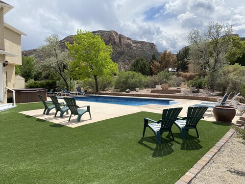 Pool, Hot Tub, Views and close to everything you want