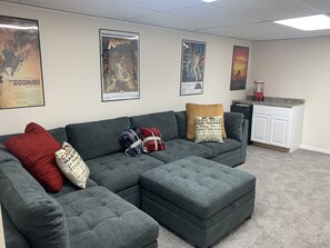 Smart TV, fireplace, video games, foosball - Perfect Poconos Retreat, .5 miles -Beach & Pool, Huge Game Room, Pet Friendly! (Hamlin)