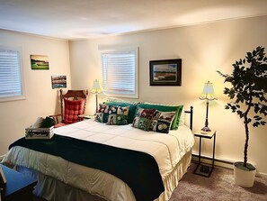 4 bedrooms, iron/ironing board, free WiFi, bed sheets - Perfect Poconos Retreat, .5 miles -Beach & Pool, Huge Game Room, Pet Friendly! (Hamlin)