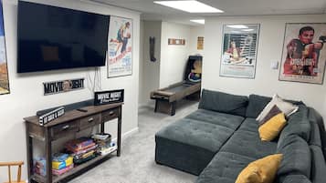 Smart TV, lareira, videogames, pebolim