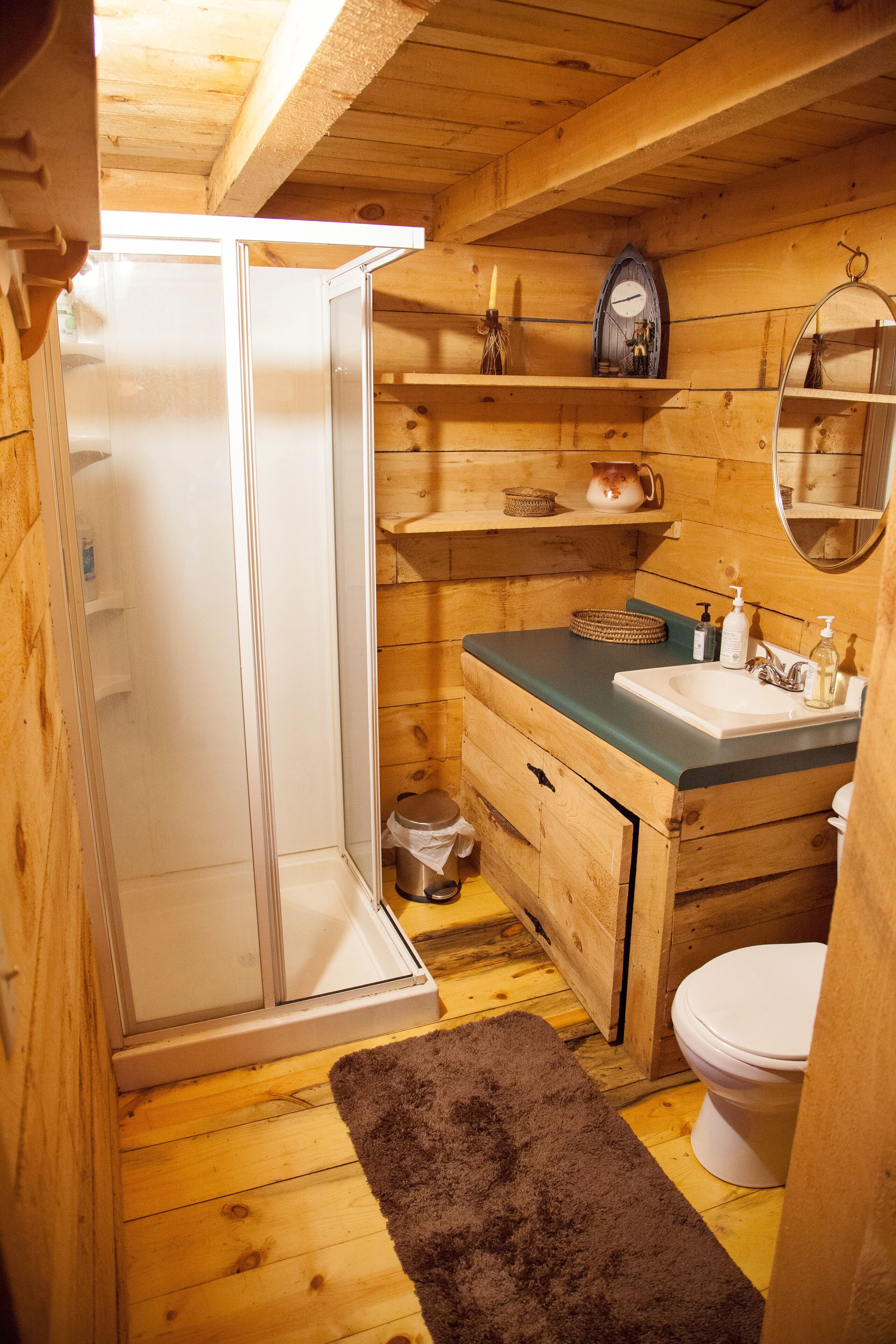 Douche, sèche-cheveux, serviettes fournies, savon