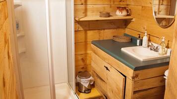 Douche, sèche-cheveux, serviettes fournies, savon