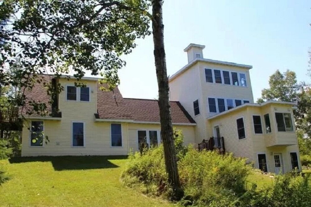 Custom Craftsman home. 20 Miles from Downtown Duluth.