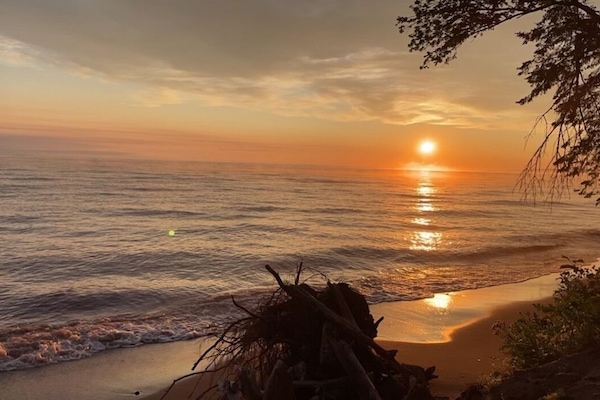 Na praia, espreguiçadeiras, toalhas de praia