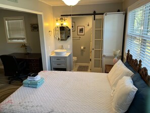 3 bedrooms, desk, free WiFi, bed sheets