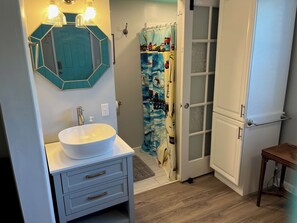 Combined shower/tub, towels, toilet paper