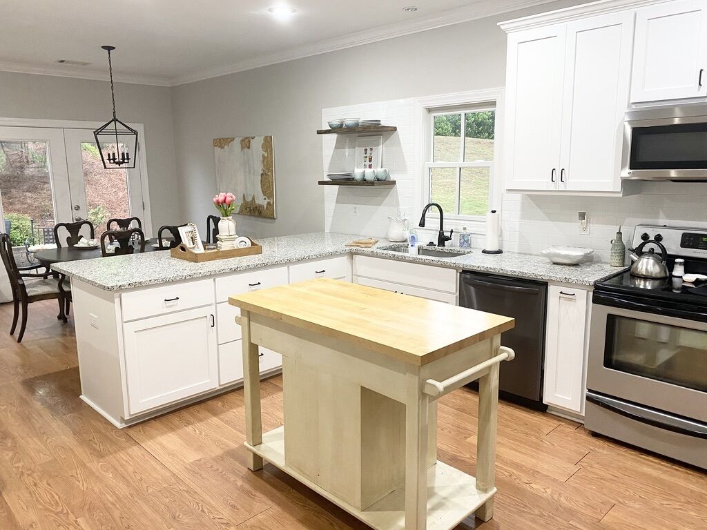 Beautiful Home 4 Miles From the Square!