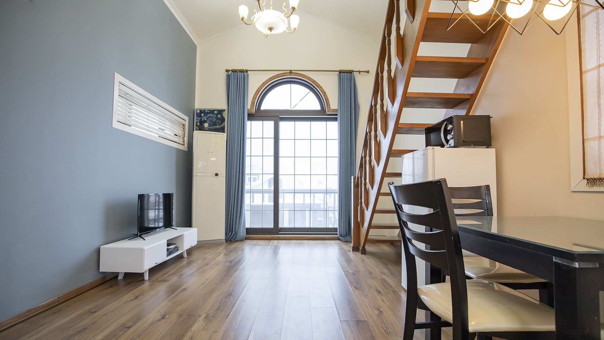 203 | Living area | Flat-screen TV