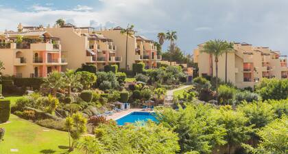 3-Bed Apt, Sleeps 5 w/ Views & Golf & Country Club