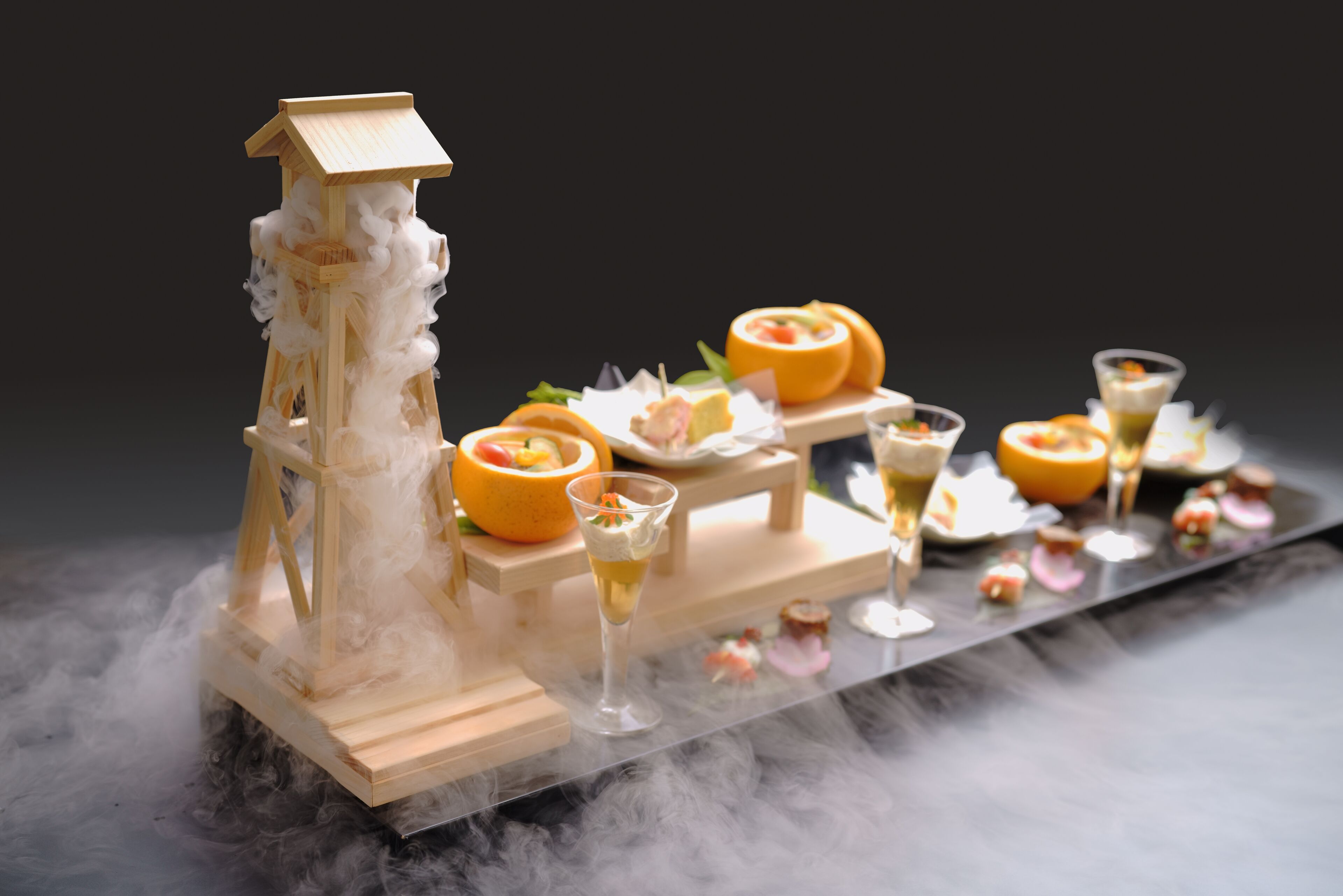 Una exhibición de postres con una estructura de madera y diversos alimentos.