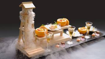 Una exhibición de postres con una estructura de madera y diversos alimentos.