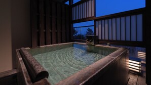 A hot tub with a wooden frame, a view of the sky through a window, and a bench outside. - Omuro no Mori Gyokusui - 13 years or older - (Ito)