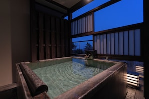 Baignoire et douche séparées, baignoire relaxante profonde