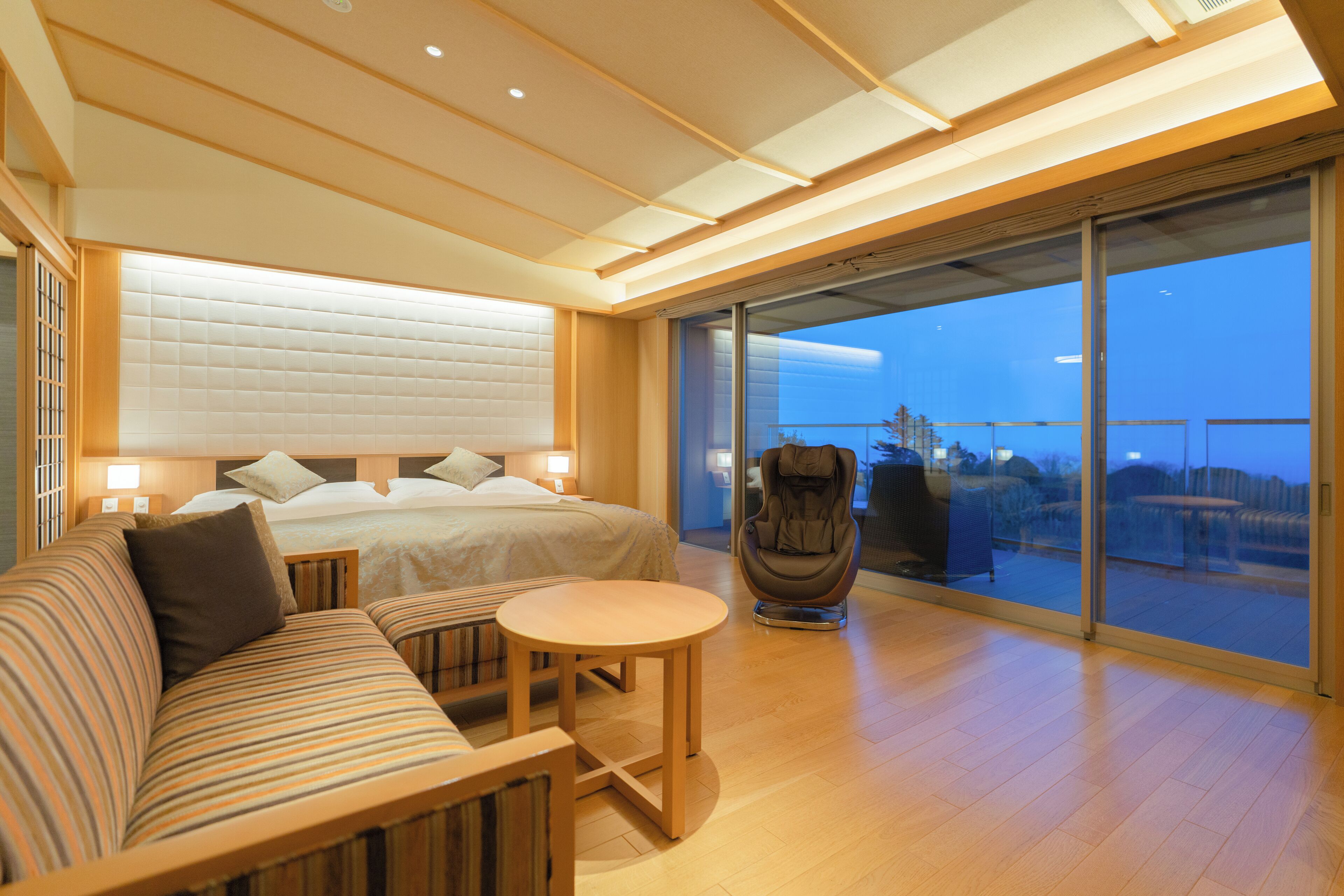 高档床上用品、羽绒被、迷你吧、客房内保险箱